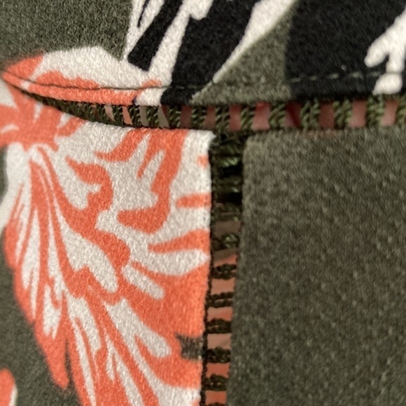 ROZ &‎ ALI AVOCADO GREEN  AND PEACH FLORAL TOP SIZE Large - Picture 5 of 6